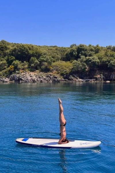 Headstand on a paddleboard on Aurous Yoga Weekend.